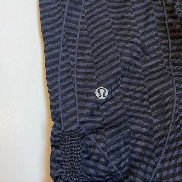 Lululemon In The Flow Crop II Heathered Naval Blue
Seamless Size 4 - Picture 10 of 13